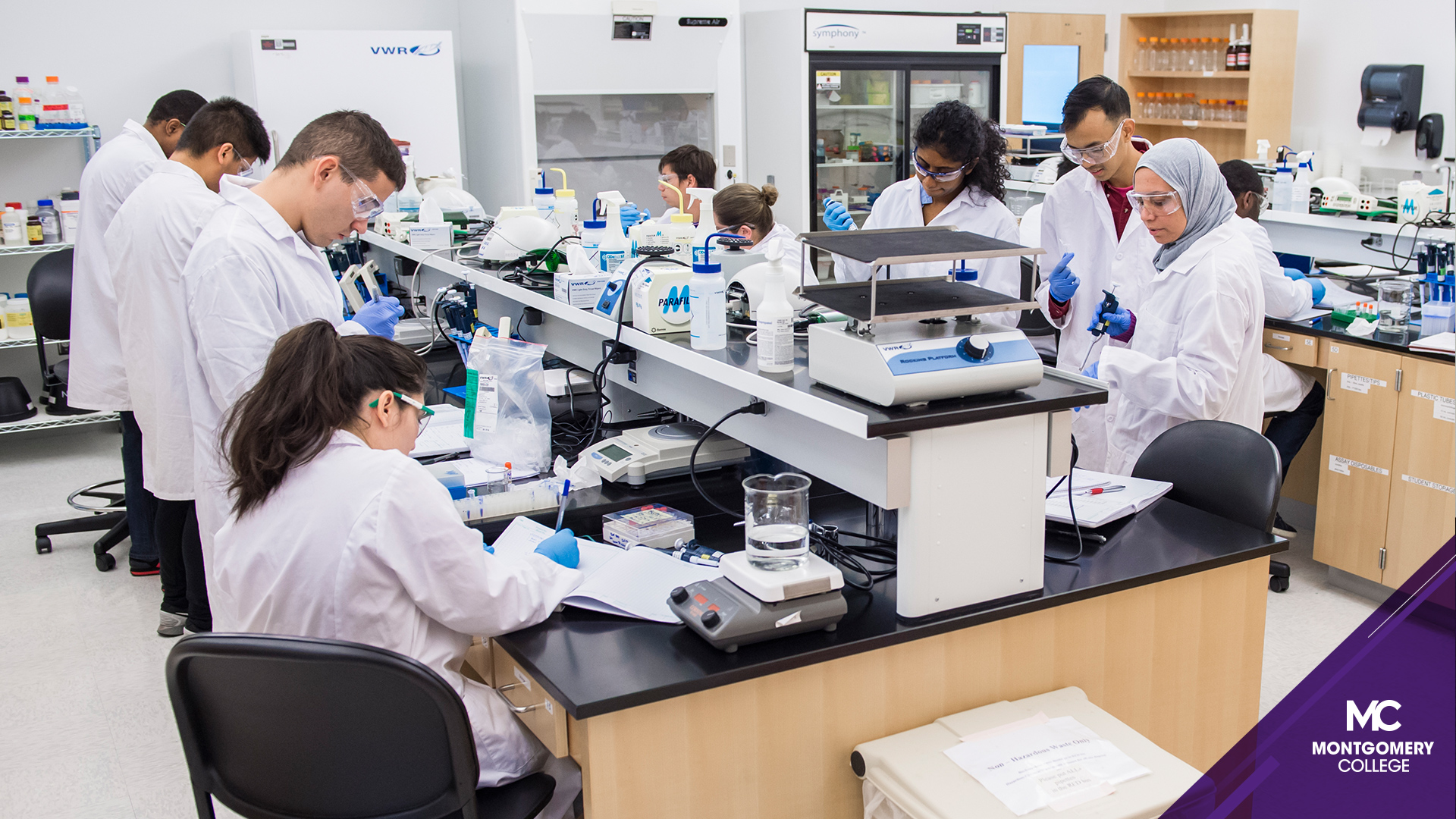 MC Germantown校区-生物技术班的学生在实验室工作。