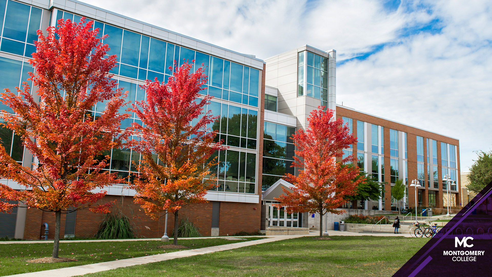 在罗克维尔校园科学中心前，长着鲜红叶子的树木标志着秋季学期的开始。