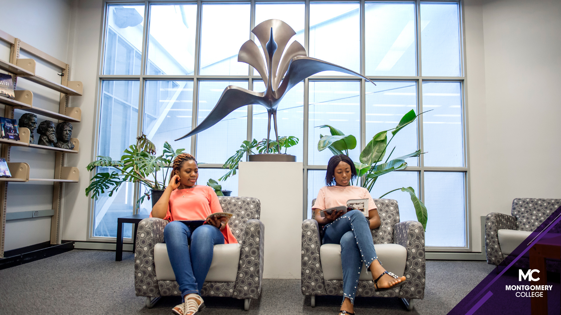 MC Takoma公园/银泉校区-两个坐着的学生在Takoma公园/银泉校区图书馆学习。