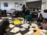 学生们在地板上制作海报