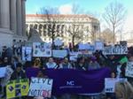 在华盛顿特区，一群MC的教师和学生在游行
